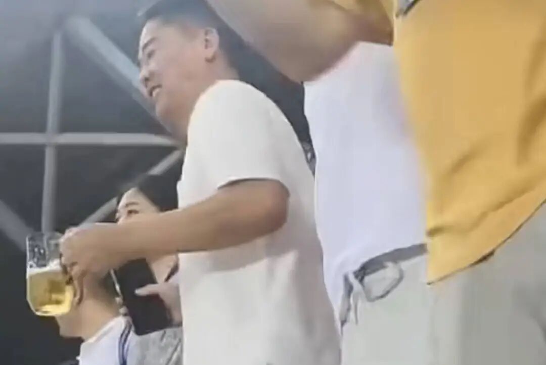 刘强东现场见证：家乡宿迁队进球，手捧啤酒高兴到热舞