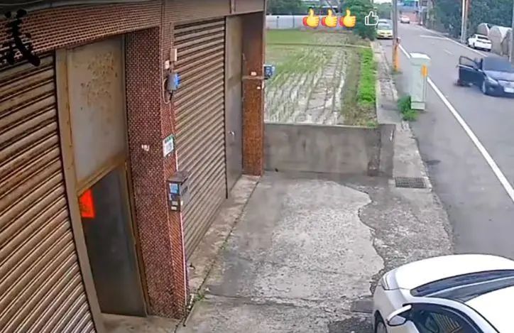 山西，一对情侣吵架，女孩：“死了一晚上，死了吗？”男孩转身跳车身亡，法院判女孩赔 ...