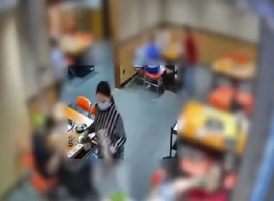 2大人1小孩吃自助餐被指太浪费，不满被扣30元押金在店内撒泼，“往西瓜盘吐口水，饮料 ...