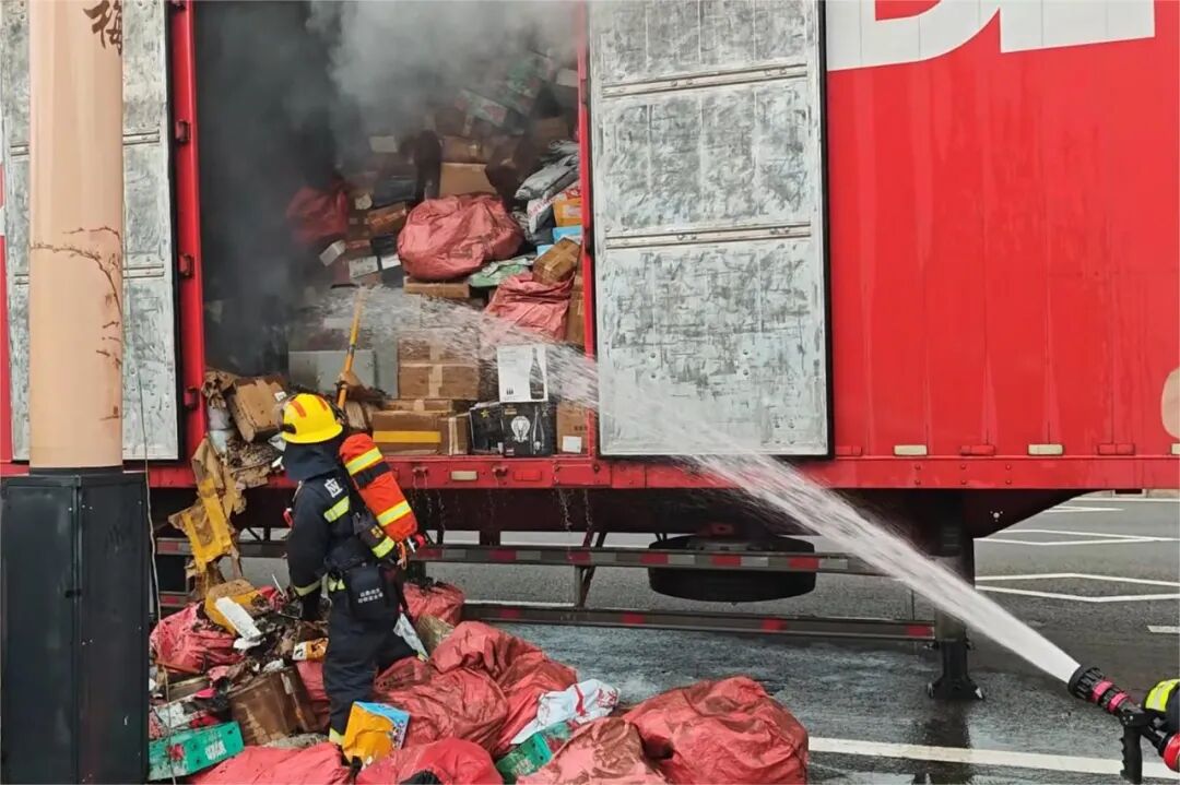 运往广州，20吨快递“葬身火海”！网友：别吓我