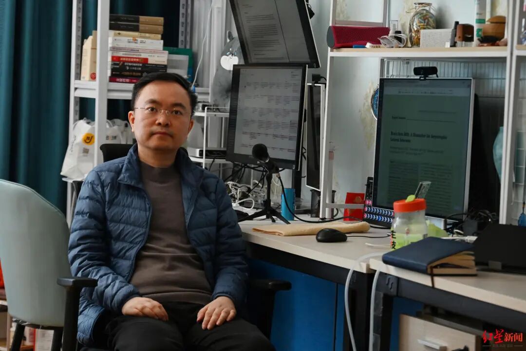 蔡磊深夜发文确认丧失语言能力，助理透露其日常用眼控仪一分钟能打几十字，每天“比较 ...