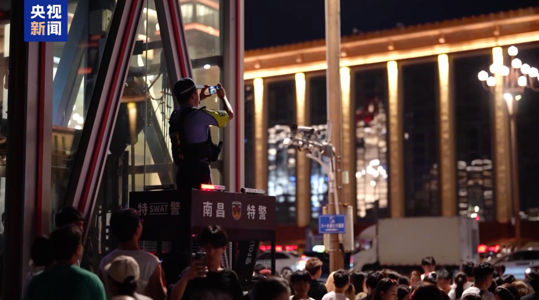 国庆中秋假期各地热门景点迎来大量游客在一些景区里执勤民警除了维护秩序、保障安全还化身“五星好评摄影师”专业又热情帮助游客拍照打卡“拍完你的，拍你的”他们是“拍照主理人”在江西南昌八一广场特警所处位置较 ...