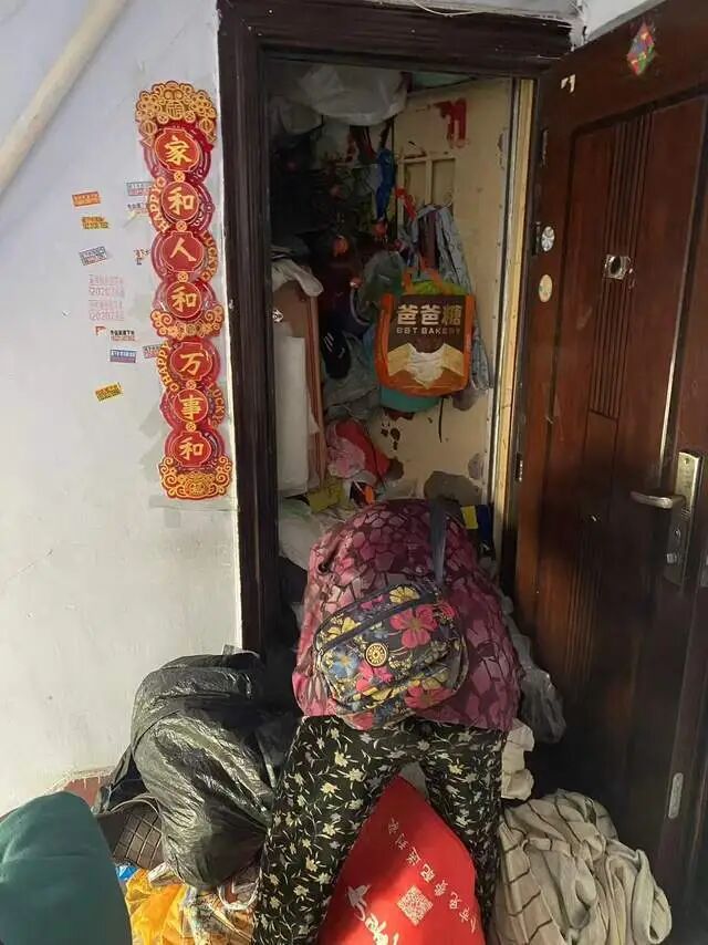 七旬老太房间囤满废品，整栋楼全是蟑螂，女婿花几千元雇人清理，从早到晚清运12车，“ ...