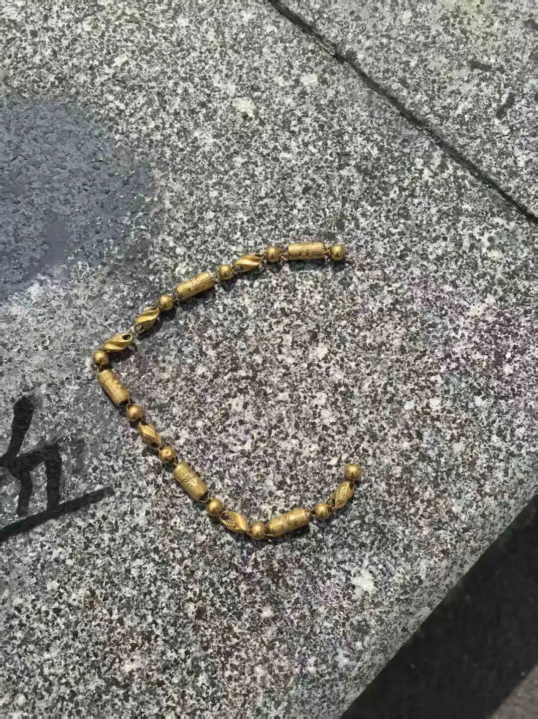 男子开车时金项链被孩子一把扯断，强行开车门扔掉！杭州高速夫妻突然停车，冲向护栏埋 ...