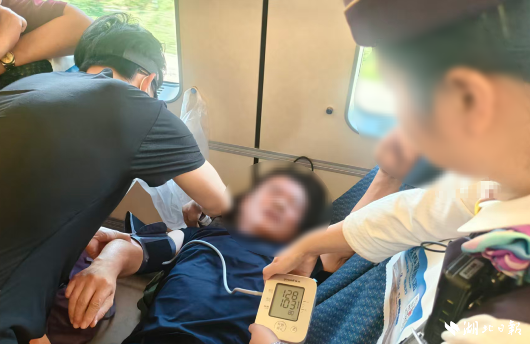 D957次列车突发！2人，狂奔14节车厢！