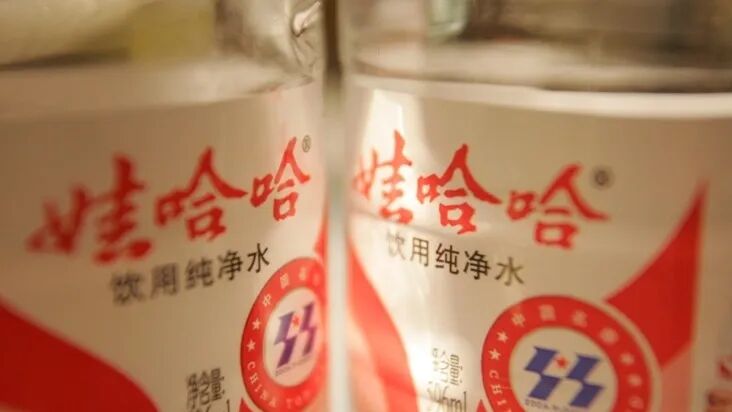 2025.10.14据澎湃新闻，10月14日，从两个独立信源获悉，此前被夺桶装水销售权的浙江娃哈哈饮用水有限公司，已重新拿回销售权。此前曾报道，2024年底，时任娃哈哈集团董事长的宗馥莉要求将浙江娃哈哈饮用水有限公司的 ...