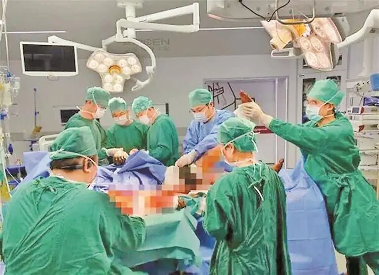 “电鸡”充电30秒突发爆燃，广东一男子全身烧伤90%