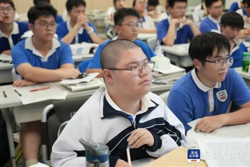 “大家好，我是高三年级的徐凯瑞。”一句简单的自我介绍他却需要调动全身力气才能说完整他说想象着自己能够在操场上飞奔、在球场踢球成为一个身体自由的人网友纷纷留言为徐凯瑞加油打气▼徐凯瑞是谁？在东北师范大学 ...