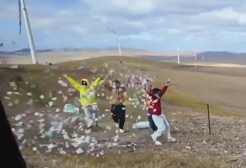 多名男女在呼伦贝尔大草原抛纸片，拍视频称“放肆地挥撒”，网友担心破坏生态，当地林 ...