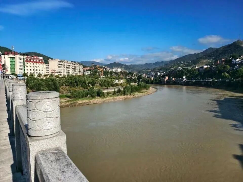 婚礼当天新郎跳河身亡，男方称放弃追究新娘方责任；死者父亲：原本不赞成婚事，但儿子 ...