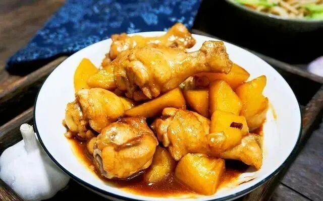 鸡翅新做法，有菜有饭一锅出，好吃又省事，全家都爱吃