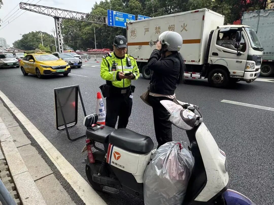 随着十五运会开幕式进入倒计时即日起广州交警全面升级电动自行车管理措施持续依托市、区两级道路交通安全综合治理机制对电动自行车重点交通违法行为保持严管严控态势10月27日，据交管部门，自8月1日启动十五运会和残 ...