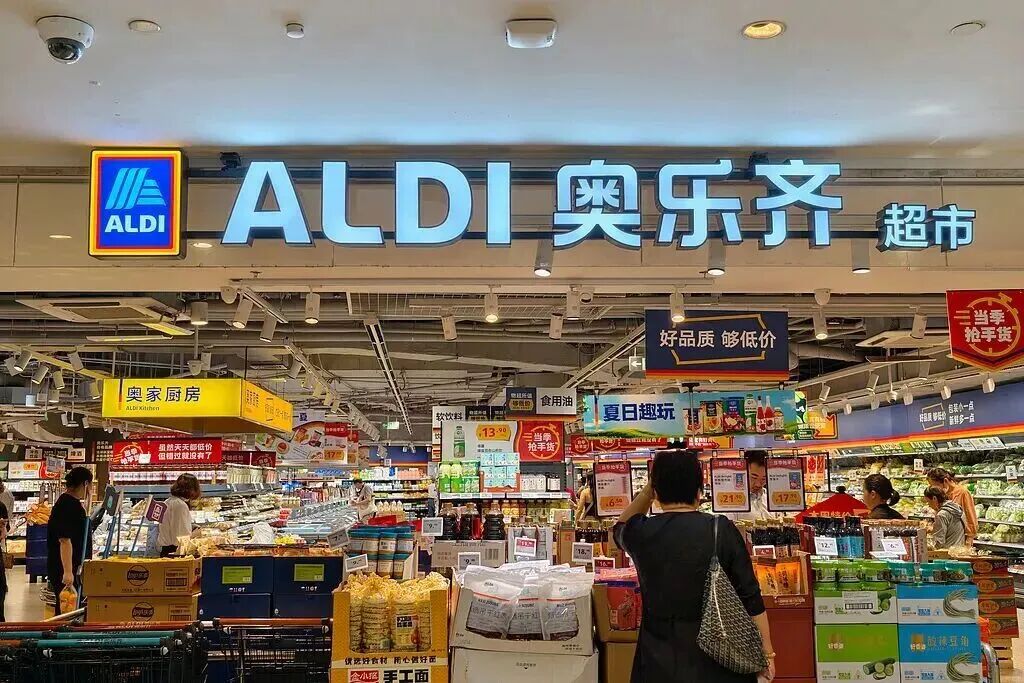 引言零售“巨头们”开始在折扣的赛道上内卷了！图源：新华网不管是软的还是硬的手段都使出了，消费者是爽了，但“巨头们”的财报，在年底能不能迎来一个“爽”字呢？早在7月25日，北京物美大卖场就将6家店改成折扣超 ...