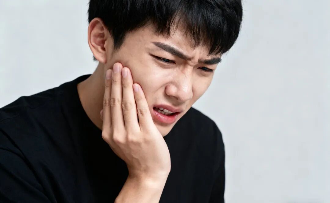 日常生活中很多人总是被口腔溃疡所困扰大多数人都会下意识以为只是“上火”不当回事但是可能是身体在发出严重警报！近日西安市第四医院公布了一个病例李先生今年36岁，从十多岁开始，就频繁出现口腔溃疡，每个月发作 ...