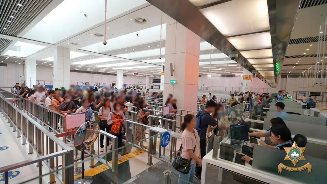 由粤港澳三地共同承办的全国运动会即将于11月举行，并将于11月2日在香港、澳门、广州、深圳四个城市同步举行十五运会火炬传递。启动仪式于本周日上午9时在深圳市莲花山公园举行，香港、澳门及广州随后于上午9时30分  ...