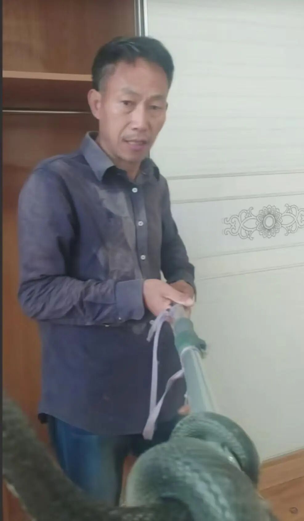 直播抓银环蛇被咬伤失联的网红大叔已回家，当事人独家回应否认炒作：用了草药，手指已 ...