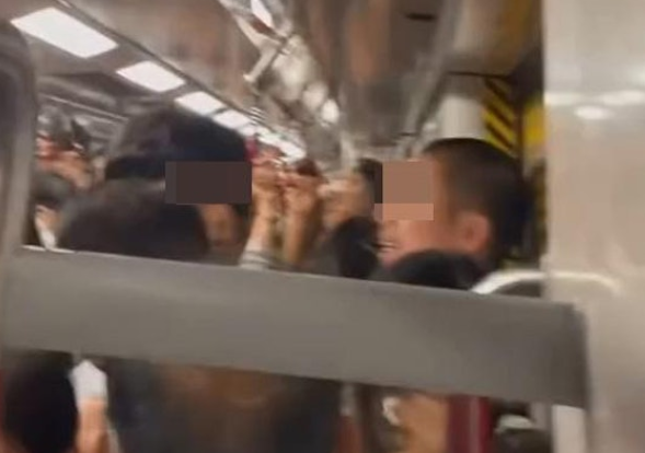 港铁人多挤，不应“冲门”免生意外。本港网络流传视频，指港铁港岛列车上，有1名男子“冲门”撞到男乘客，被对方指摘，竟以超高音反驳“要找钱”，“我走晚一步都关门啊！我做这些是赶着赚钱的！”。男乘客重复问“  ...