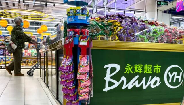 图片来源：界面图库永辉超市(601933.SH)10月30日晚间发布业绩报告显示，前三季度实现营业收入424.34亿元，同比下降22.21% ；归母净亏损约7.10亿元，同比扩大8倍以上。去年同期，其归母净亏损为7786.57万元。针对营收 ...