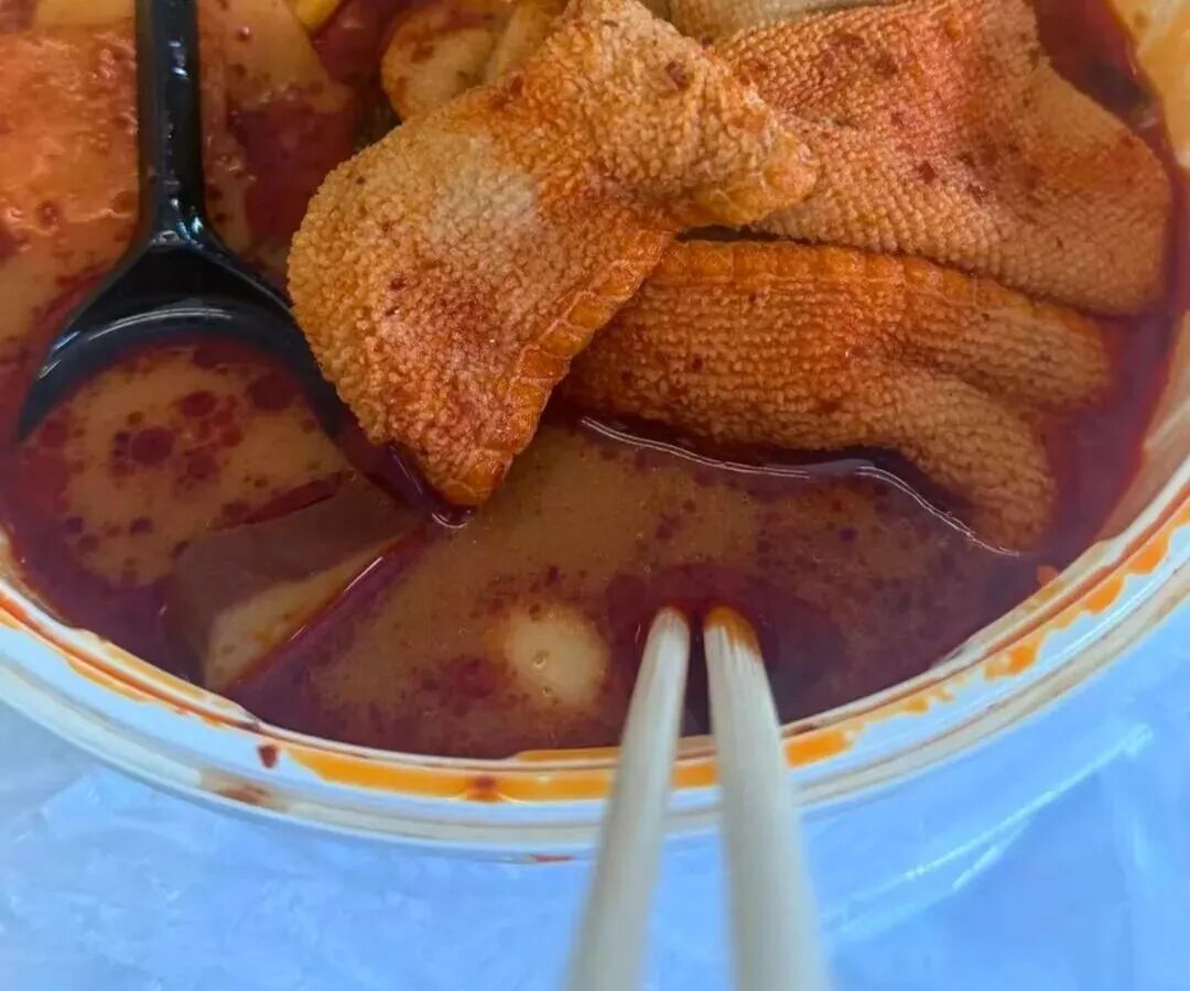 近日，一名来自上海的网友发帖称，其在“刘文祥麻辣烫（爱琴海店）”下单外卖，却吃出了整块抹布。10月31日，上海市闵行区市场监管局向记者透露，该涉事门店为刘文祥麻辣烫（爱琴海店），证照齐全。闵行区市场监管局 ...