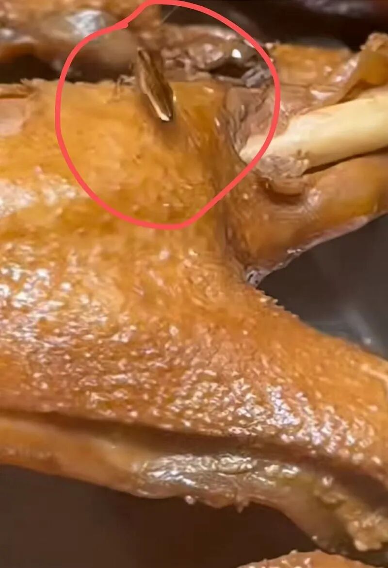 蟑螂在熟食上爬，店家称“很正常”！官方通报
