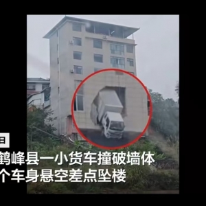 湖北一小货车撞破房屋墙体，车身悬空险坠楼，多方回应