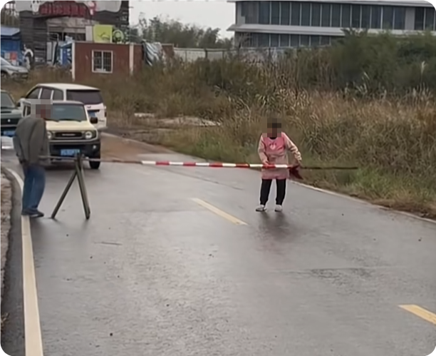 女子自驾遭拦路收费后续！现场曝光，多部门回应，处理结果引热议 ... ...