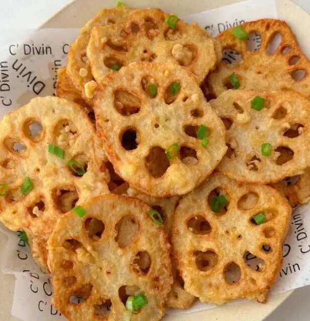 酥到掉渣！香酥莲藕片，藕香混合椒香，越嚼越解馋