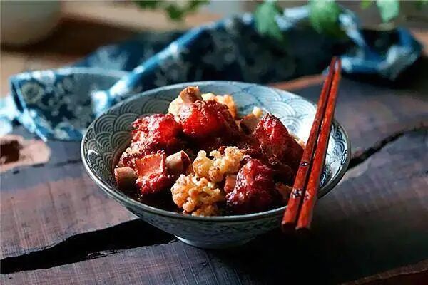排骨别只知道做糖醋味了，加点它既营养高还吸油脂，孩子最爱吃它 ... ... ...