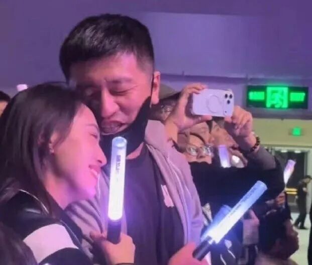 张雪峰戴婚戒直播回应出轨传闻：如果真有事，我不会带着这个东西在这给你直播；此前“ ...