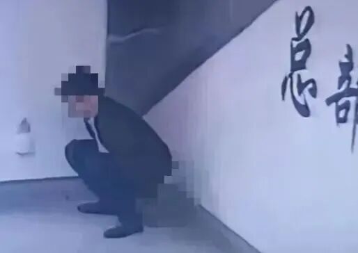 男子在地铁站当众脱裤大便！监控画面曝光！有人吐槽素质差，有人呼吁宽容理解！你怎么 ...