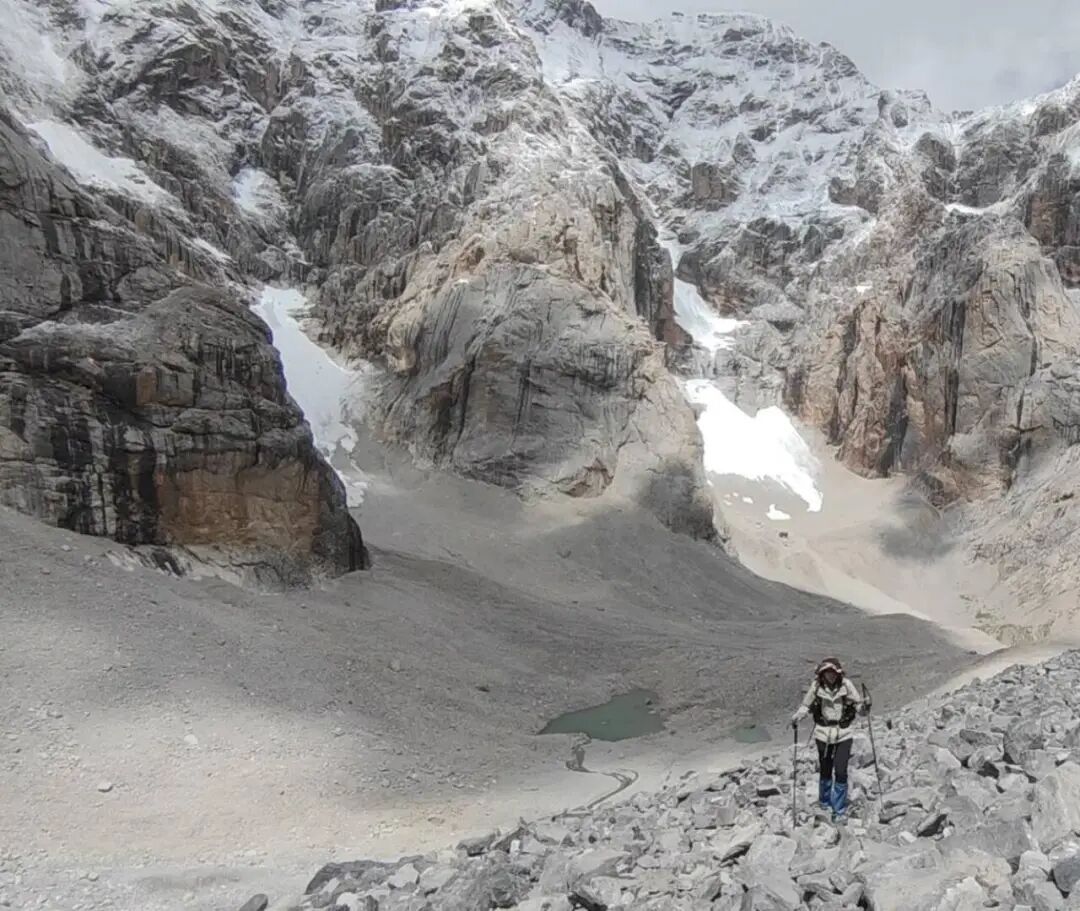 广东一女子手机掉新疆乱石堆中，3年后竟被同在惠州的男子找到送回，“手机上有小区门  ...