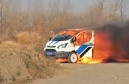 男子上坟烧纸时，不慎引燃自家车辆后淡定合影：为救小狗冲入火场，车价值约15万元，被 ...