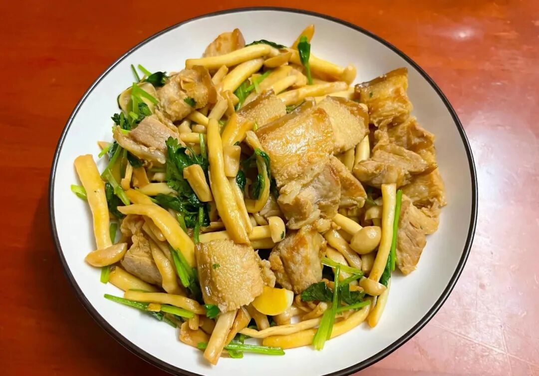 五花炒海鲜菇，又香又脆、嫩滑爽口，太下饭了