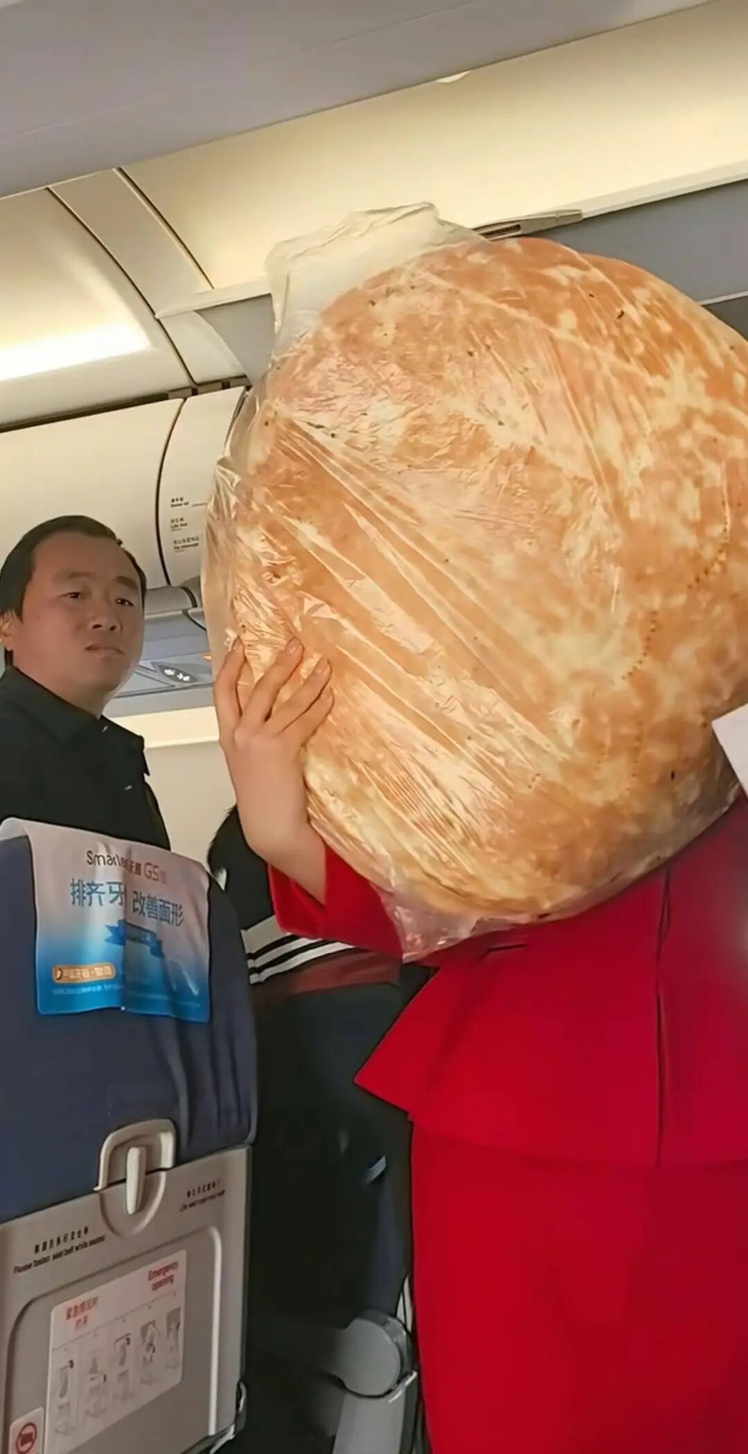 男子带车轮大的新疆馕乘机被围观，空姐两手托举帮塞行李架，机场：尺寸合规的可以带上 ...