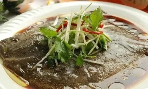 清蒸多宝鱼，只需要记住三个步骤，蒸出来不腥不碎，鱼肉鲜嫩！ ... ...