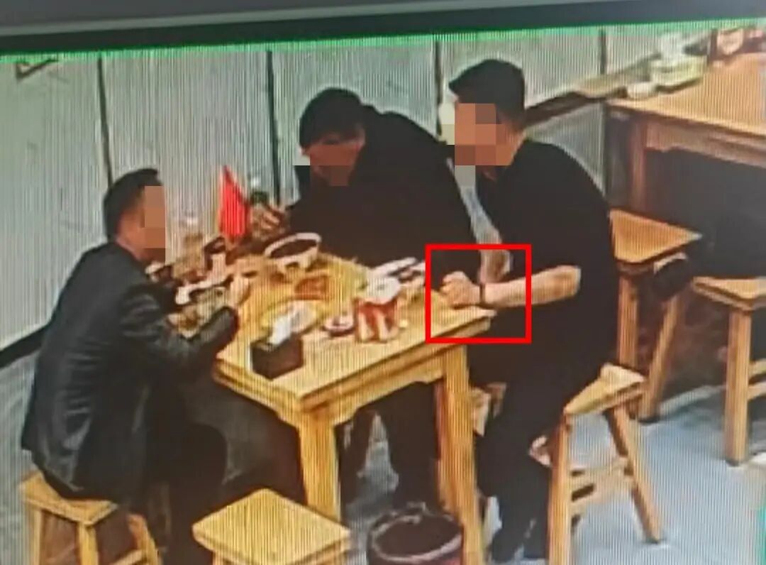 男子向碗里放腋毛“碰瓷”餐馆，店家上传监控视频引热议，最新处理结果→ ... ...