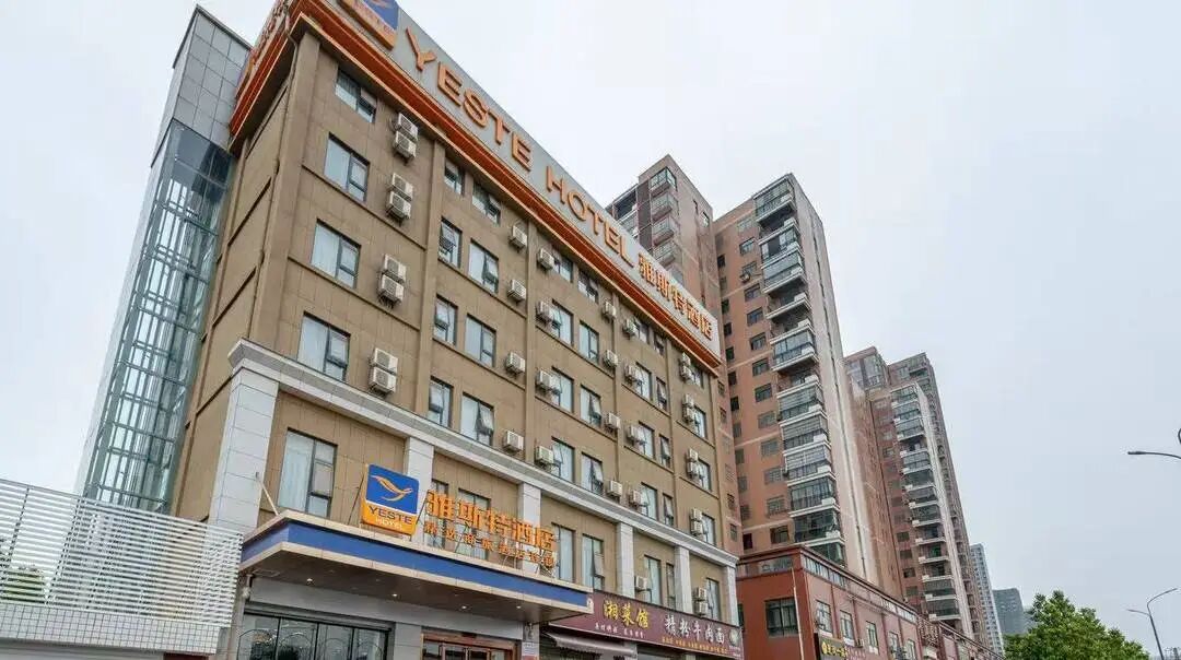 男子急病托人送药后失联身亡，家属质疑救命药品滞留前台5小时，酒店回应：送药者未告  ...