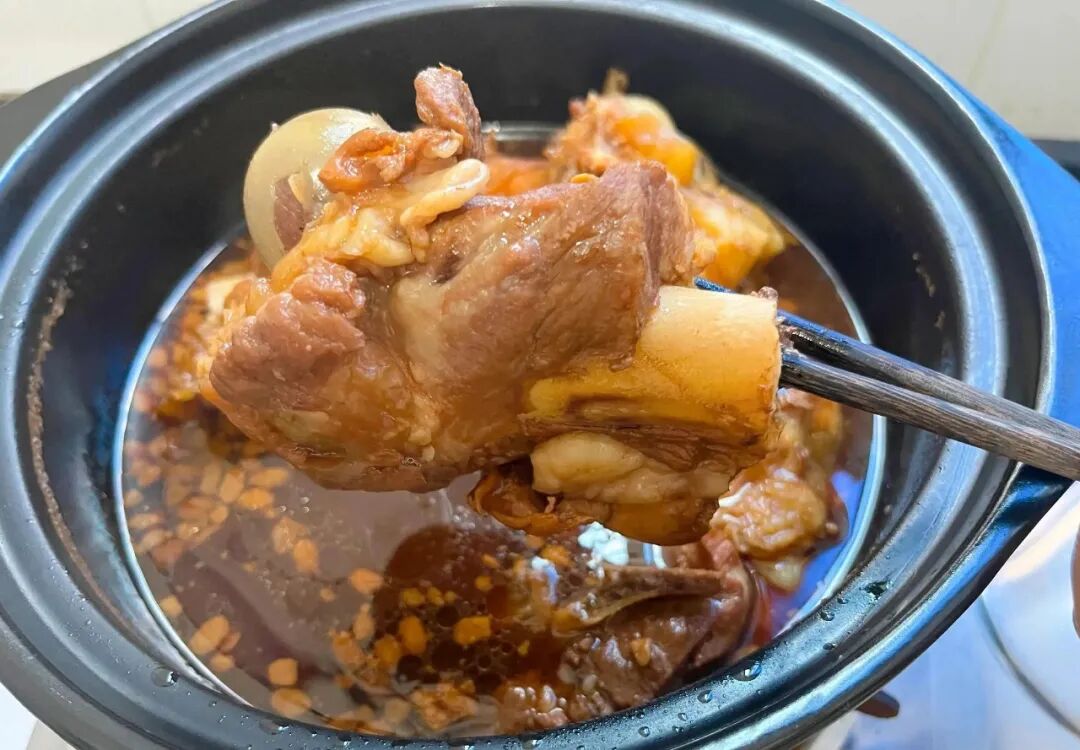 酱大骨头，酱香浓郁、软烂入味、肉嫩多汁，赞