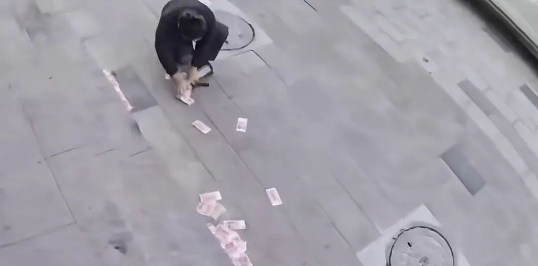 河北一夫妻取钱后，4万现金被大风吹飞，热心市民半小时内将钱全捡回并归还；夫妻俩回  ...