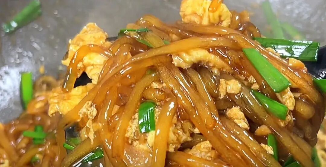 怎么样炒粉条才不粘锅不坨？教你一招，出锅根根分明，爽滑又筋道 ... ...