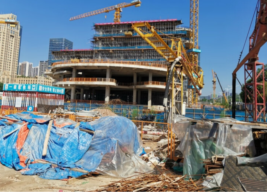 曾剑指“中国第一高楼”的深圳世茂深港国际中心项目，因开发商世茂集团陷入困境而停滞三年，且历经两次法拍流拍后，如今迎来了实质性进展与新转机。近日，深圳公共资源交易中心公示，深圳市城市规划设计研究院股份有 ...