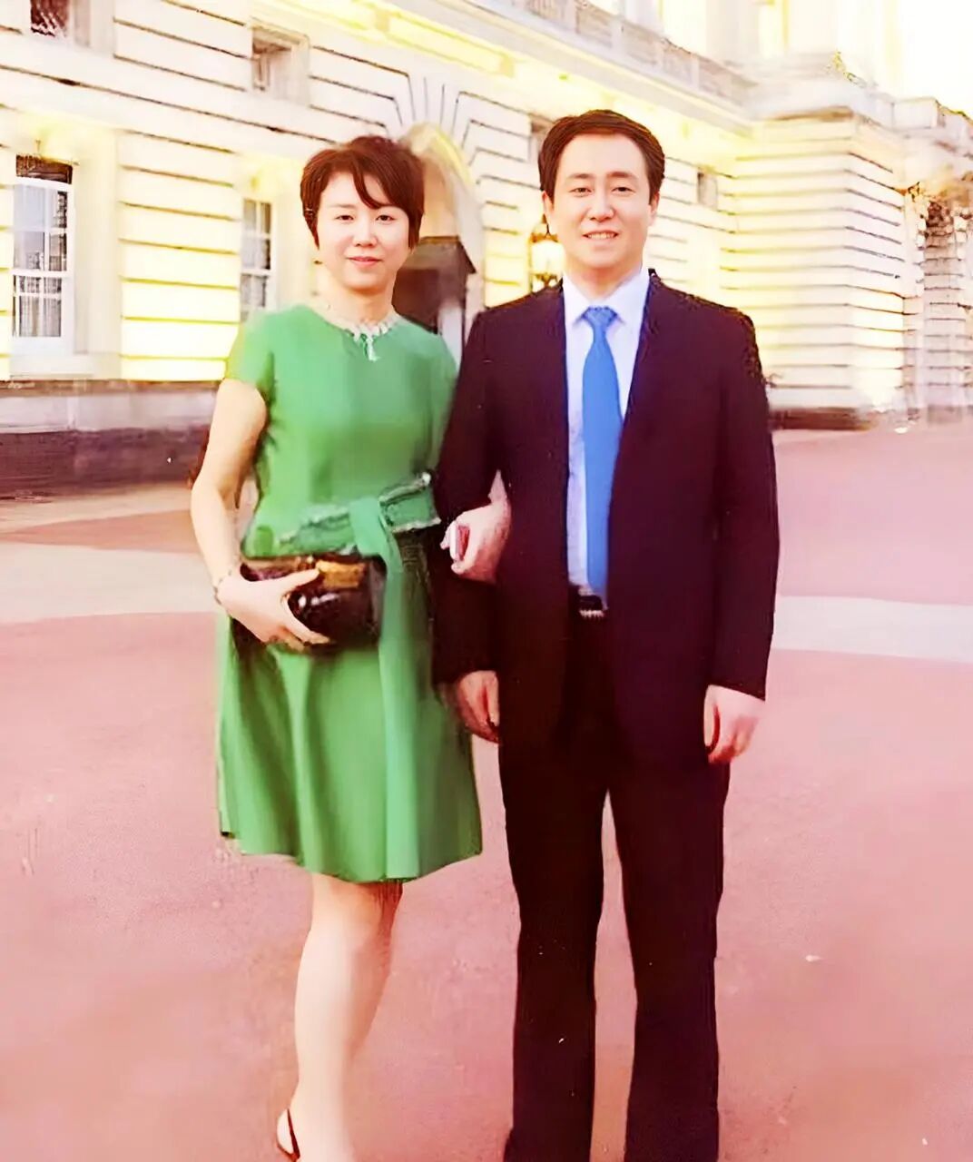 香港高院冻结许家印前妻15亿资产，涉及加拿大、新加坡等地银行账户 ... ...