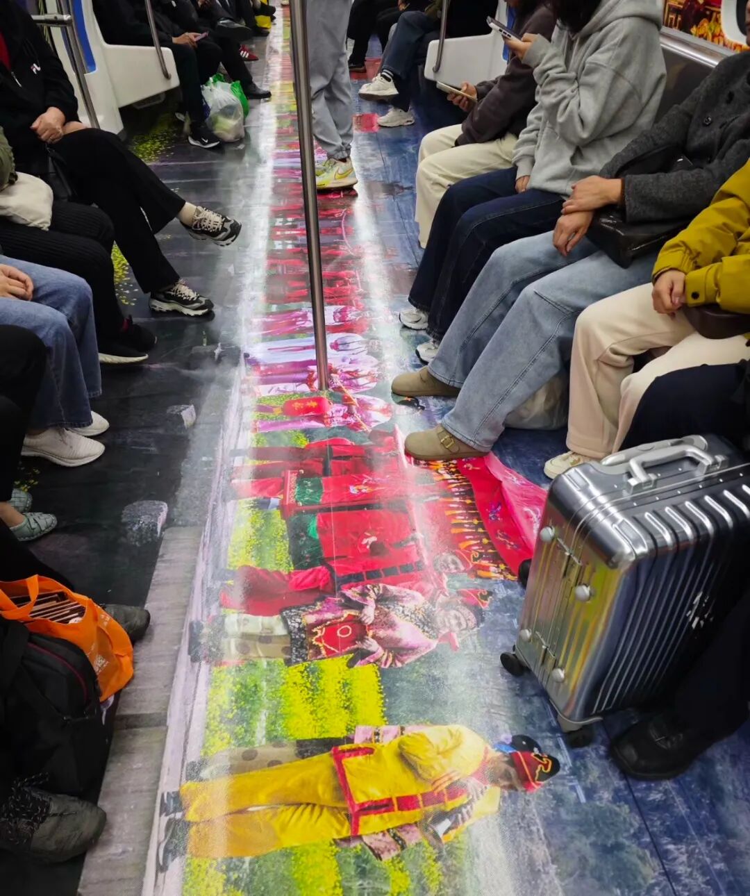 网友吐槽宁波地铁车厢广告“诡异”“阴间”：一排人穿着鲜艳衣服迎亲……官方回应：宣 ...