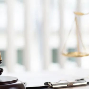 妻子与他人开房，男子离婚后将“第三者”打成重伤，获刑3年8个月并被索赔52万，法院： ...