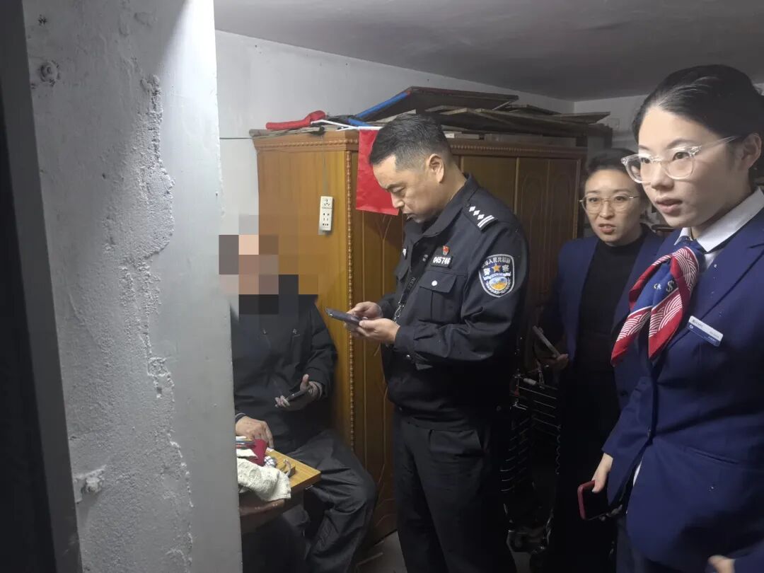 男子花30万买金条送“孙子”，所长、行长都上门了……