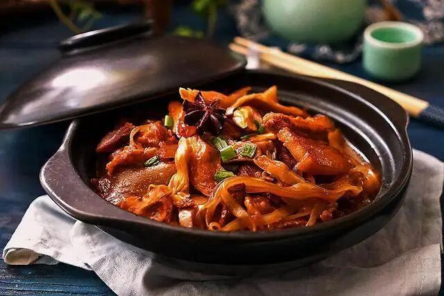 这道菜南方人估计不稀罕，却是北方人冬天很爱吃的一道炖菜 ... ...