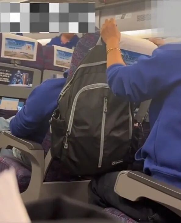 高铁上多名大姨大声唱歌，邀请其他乘客点歌，被乘警提醒后称“大家都认同”，后排男生 ...