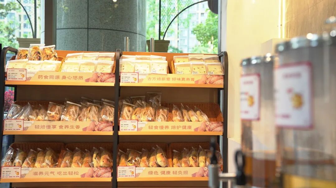 突然爆火！成都医院开始卖面包了，很多人提前排队抢！厨师：凌晨4点半就开做…… ... ...