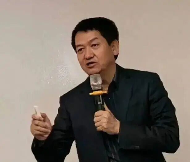 52岁董事长投票反对自己连任：不满意薪酬，公司公告：8票赞成还是你当；去年其报酬435 ...