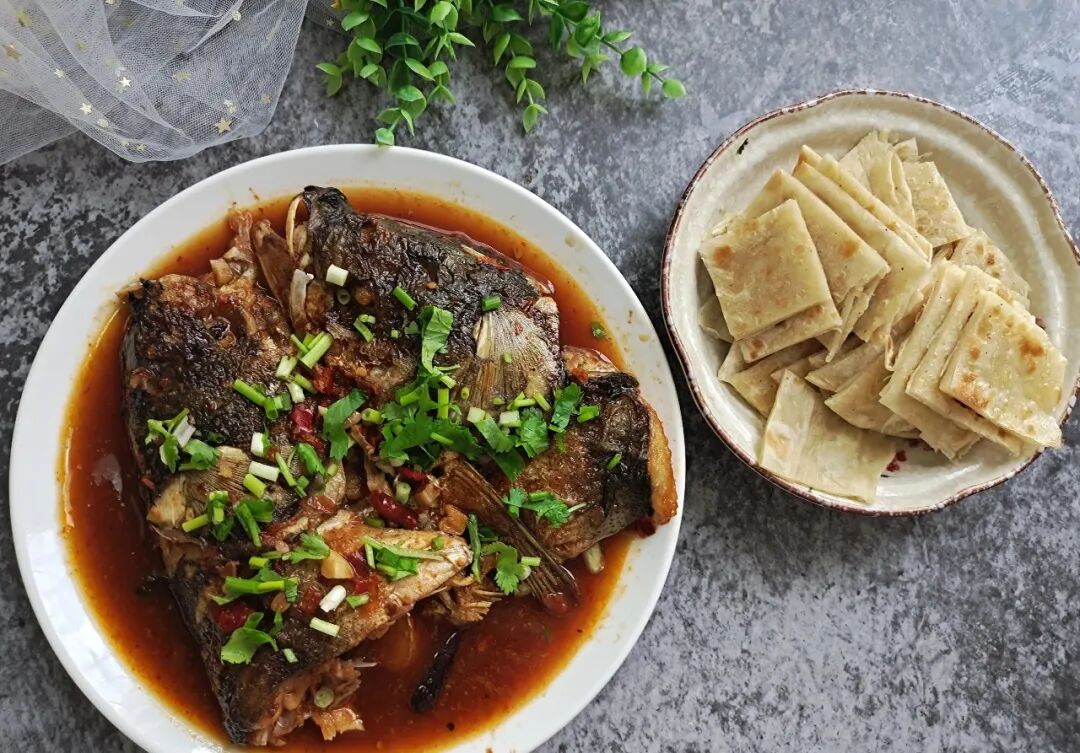 天冷了，炖一锅鱼头泡饼，有肉有汤有主食，简直太香了